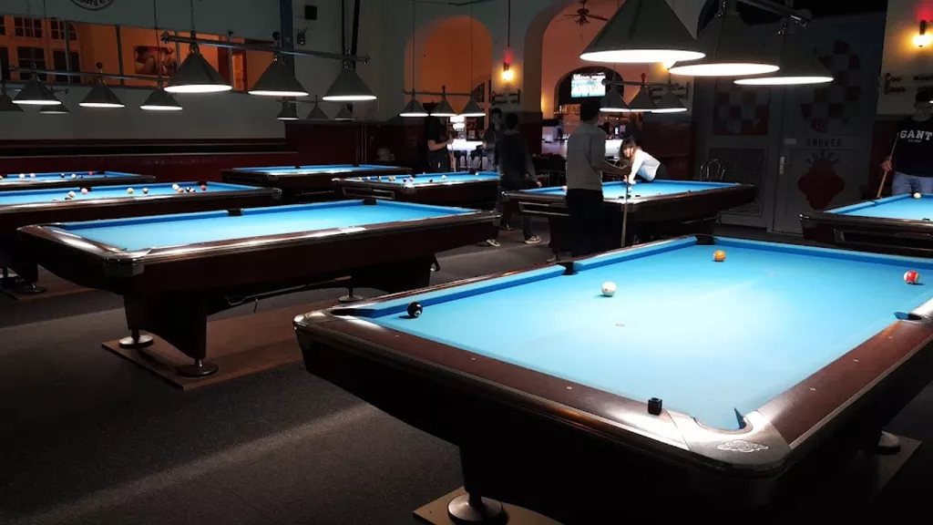 Voller Abend im Billard Palace Dieburg, Gäste an den Tischen und Live-Sport auf dem Fernseher an der Bar